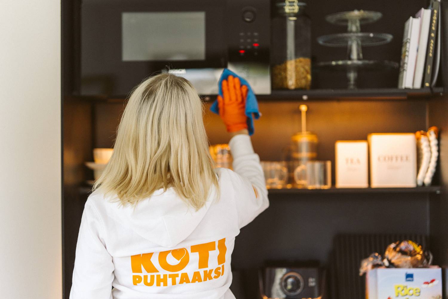 Microwave Oven Cleaning