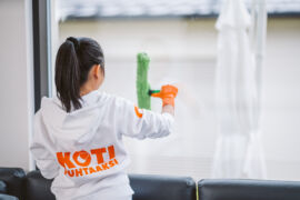 Kotisiivouksen vuosikello pitää ajan tasalla siivousvinkeistä. Tässä kuvassa pestään ikkunoita, kuten huhtikuussa on usein tapana.