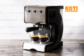 Kuva, jossa on kahvikone keittiötasolla. Kahvinkoneen puhdistus on tärkeää, jotta saat nautittua aina mahdollisimman maukasta kahvia.