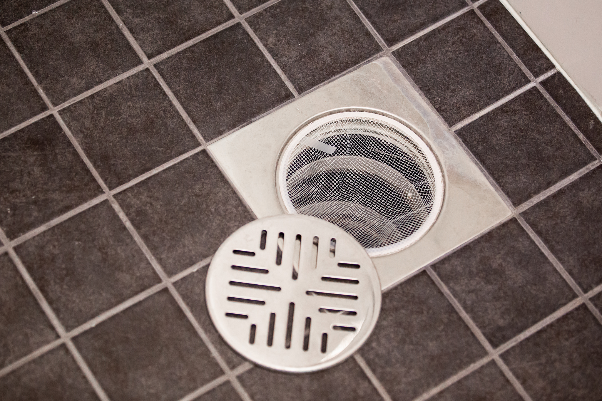 Lattiakaivon puhdistus – miten lattiakaivo puhdistetaan oikein?