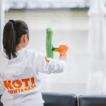 Kotisiivouksen vuosikello pitää ajan tasalla siivousvinkeistä. Tässä kuvassa pestään ikkunoita, kuten huhtikuussa on usein tapana.