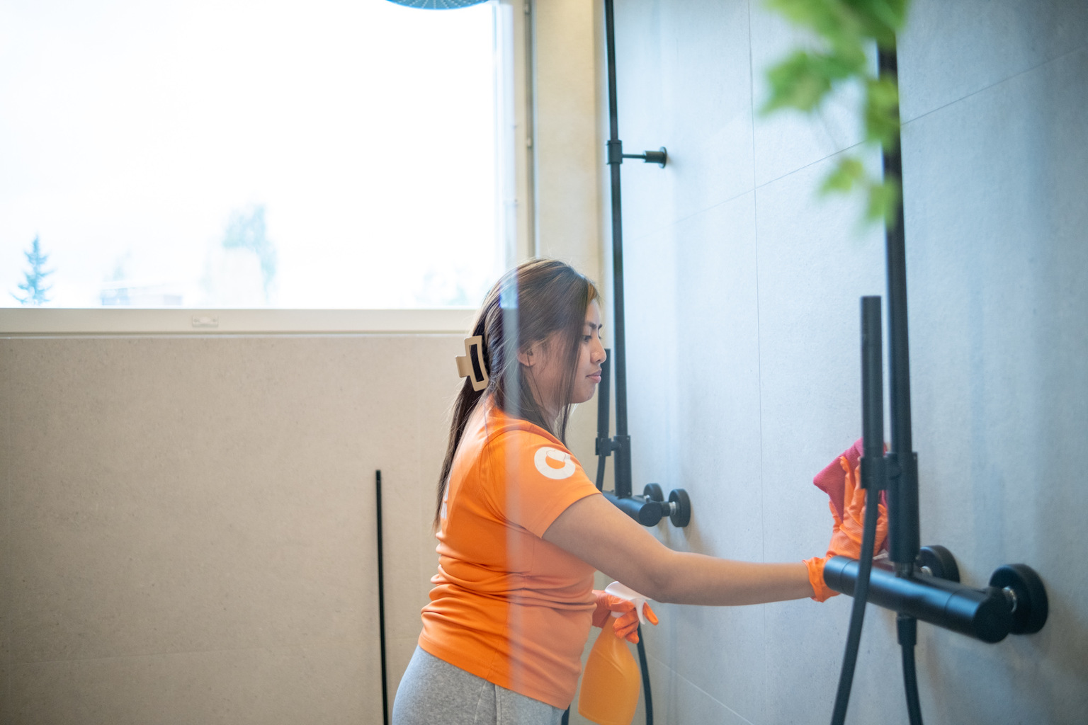 Kalkinpoisto keittiössä ja kylpyhuoneessa: Tehokkaat ja ekologiset vinkit arjen helpottamiseksi