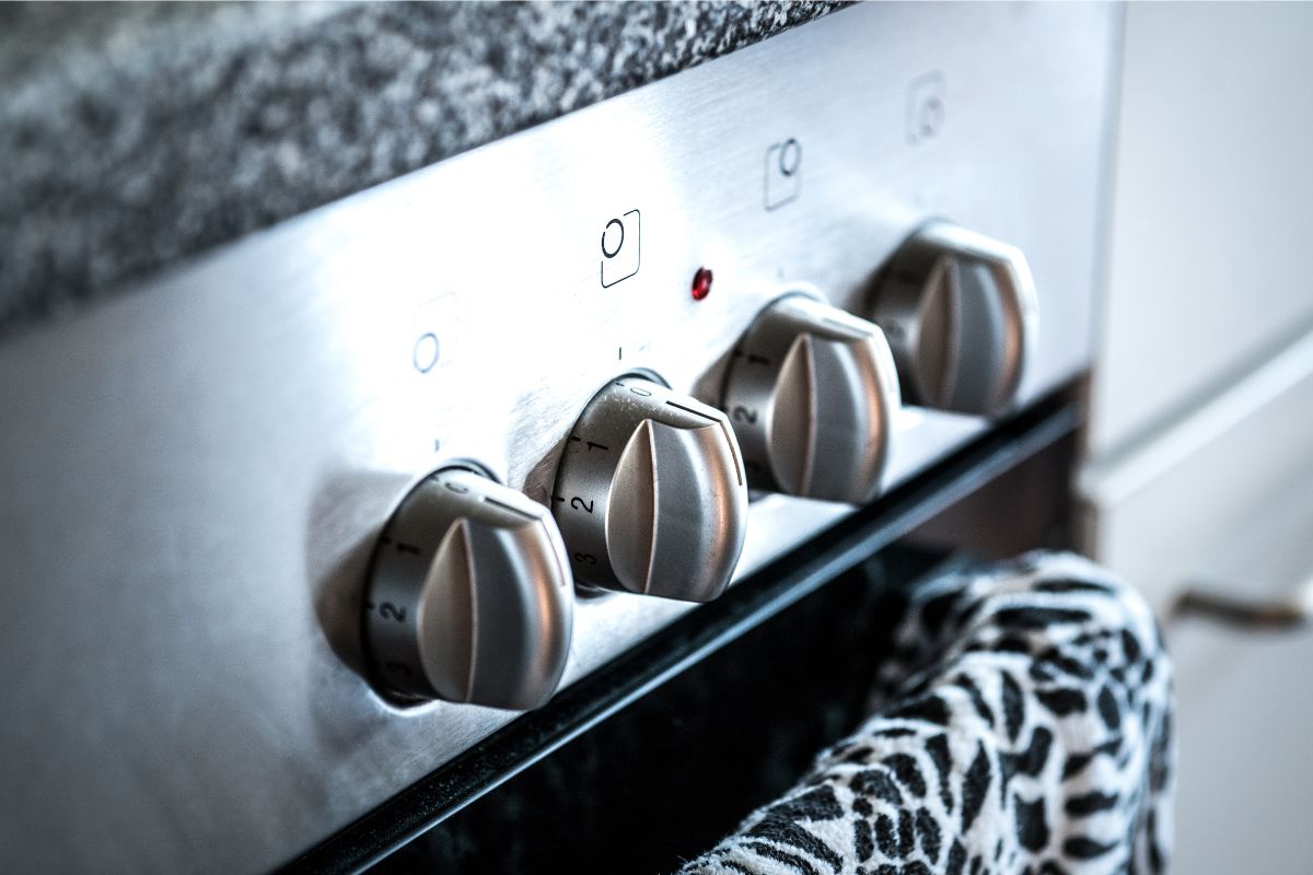 Tällä salaisella aseella puhdistat lieden nupit – katso video!