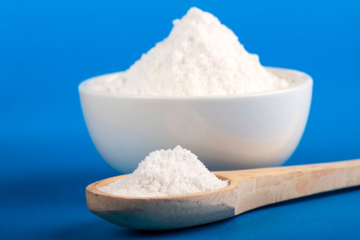 Kuvassa on ruokasoodaa, koska artikkelimme käsittelee ruokasoodan hyödyntämistä siivouksessa.