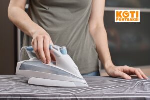 Kuvassa silitetään puhtaalla silitysraudalla. Tällä korostetaan artikkelinkin aihetta eli silitysraudan puhdistus on tärkeä toimenpide.