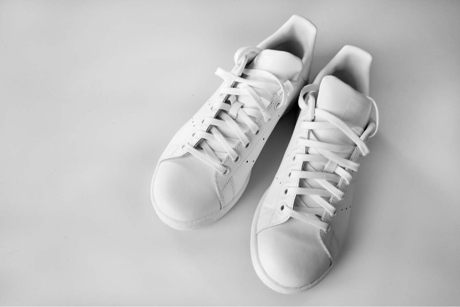 Valkoisten kenkien pesu – Näin puhdistat tennarit tehokkaasti