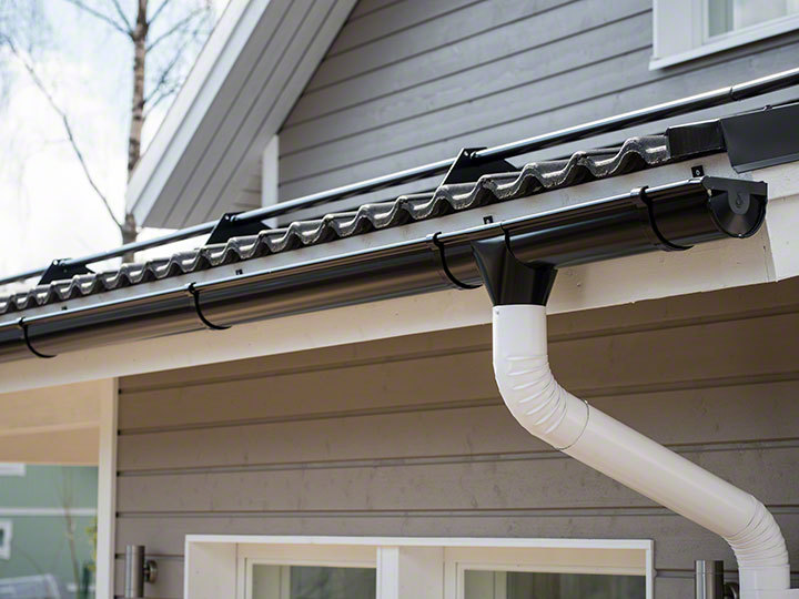 Rännien puhdistus kannattaa tehdä kahdesti vuodessa