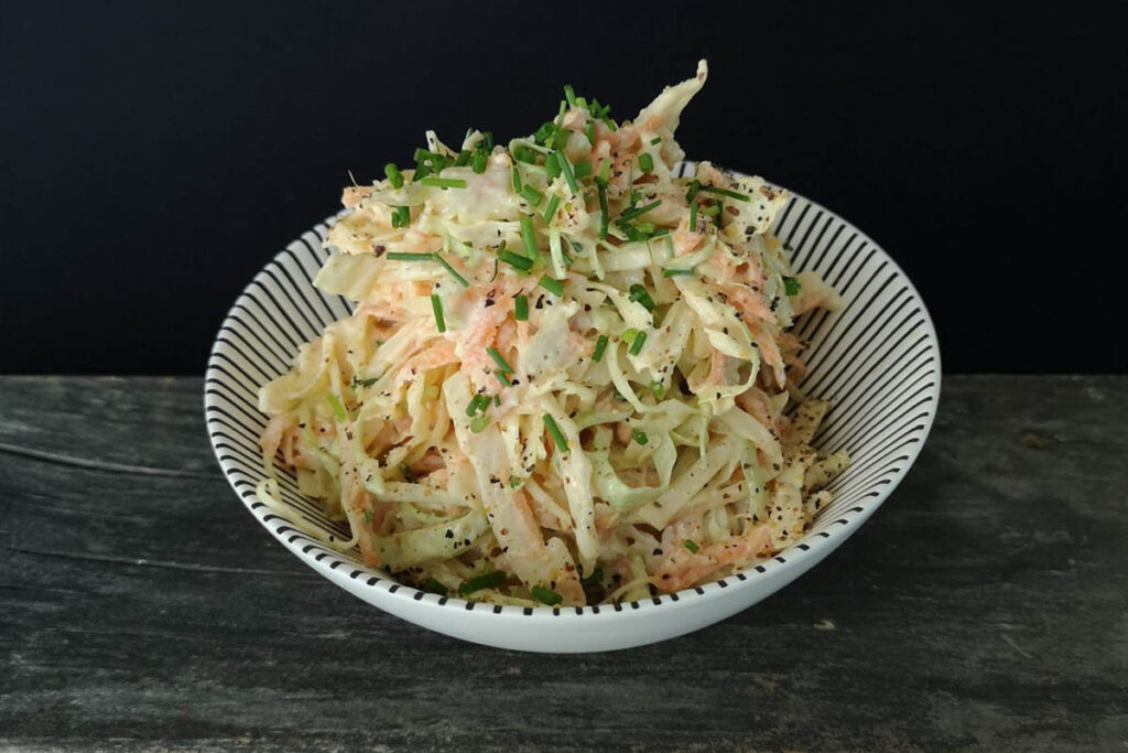 Valmis coleslaw-salaatti