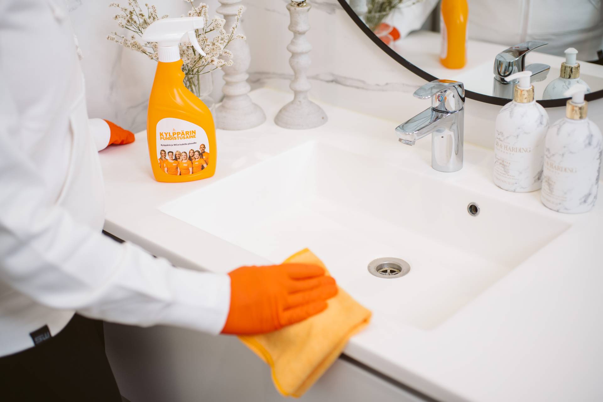 Kuvassa puhdistetaan vessaa, jossa on tärkeää valita oikea puhdistusaine.