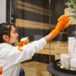 Saunan lasin pyyhintä