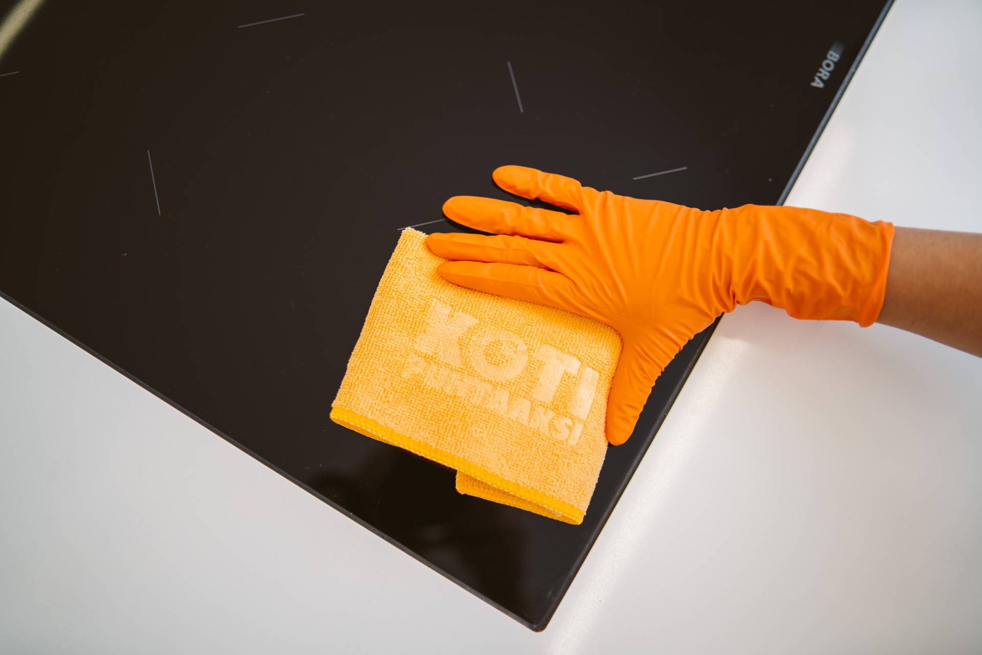 Induktiolieden pyyhkiminen