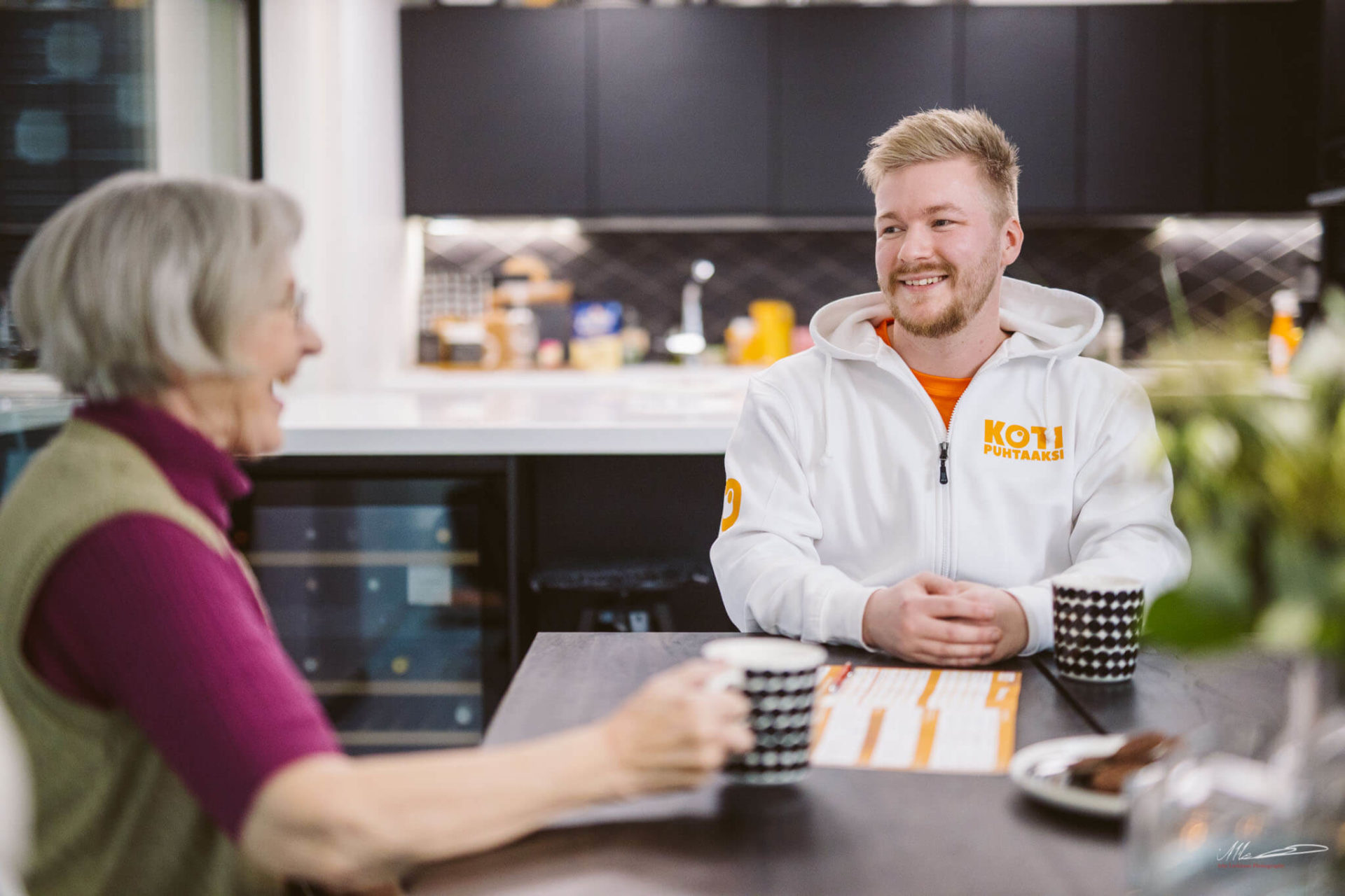 Millaista myyntiedustajan työ on käytännössä ja paljonko siitä saa palkkaa?