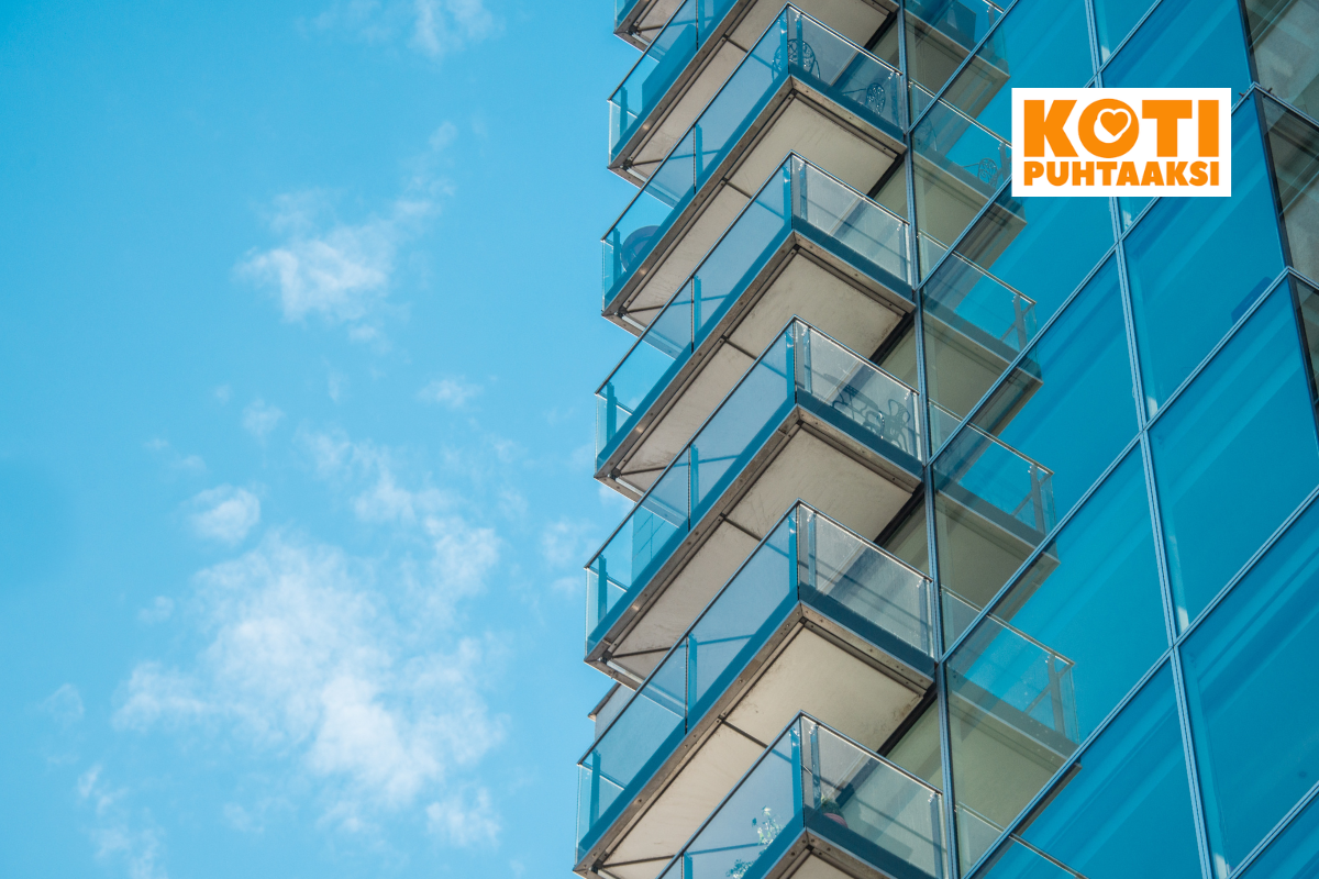 Parvekelasien pesu pitää näkymän kirkkaana