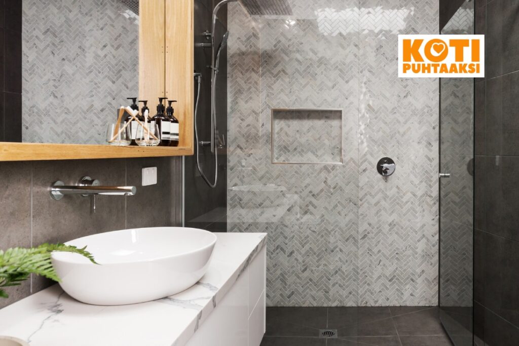 Kuvassa on siisti ja puhdas kylpyhuone. Kuva osoittaa kuinka tärkeää suihkuseinän puhdistus on, jotta tilan yleisilme pysyy raikkaana.