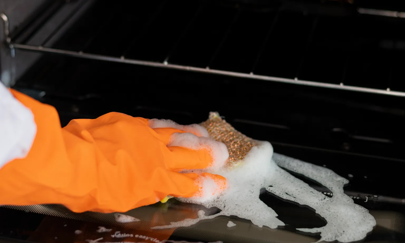 Uunipellin puhdistus – 3 tapaa irrottaa pinttynyt lika uunipellistäsi