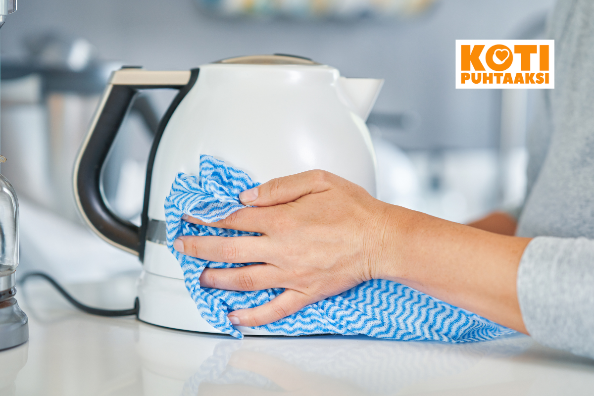 Kuvassa puhdistetaan vedenkeitintä. Vedenkeittimen puhdistus on ihan yhtä tärkeää kuin muidenkin keittiön laitteiden.